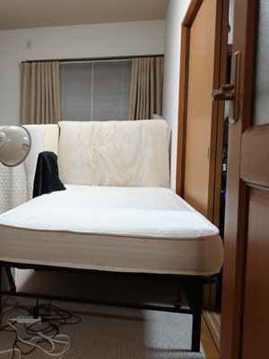 仕事場近く部屋のベッド