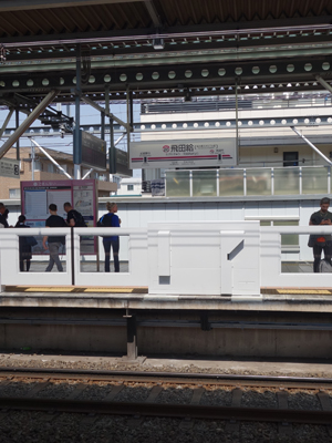 これは京王線のホームドア