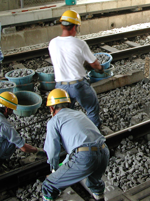 この人たちは合法的に線路上