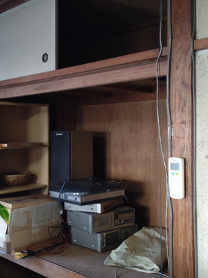 ミニコンポはさすがに置いていった。